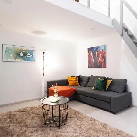 Teljes Loftlakas, Daire Budapeşte