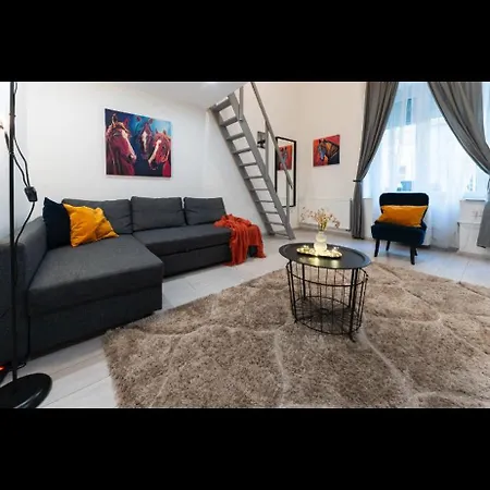 Teljes Loftlakas, 公寓 *